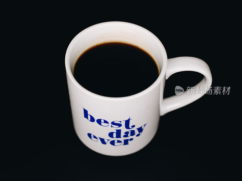 一大杯写着"最棒的一天"的咖啡黑色背景